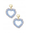 Licht blauwe kralen oorhangers in de vorm van een hart en een goudkleurig oorstukje
