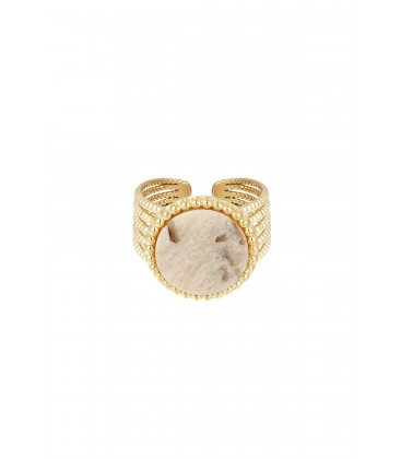 Goudkleurige ring met een beige natuursteentje