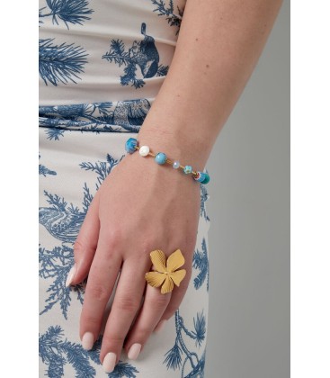 Goudkleurige armband met blauwe kralen