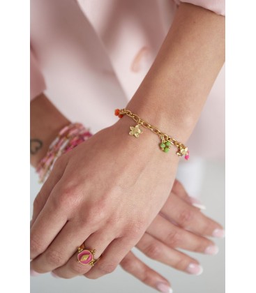 Goudkleurige armband met bloemen bedels en gekleurde kralen